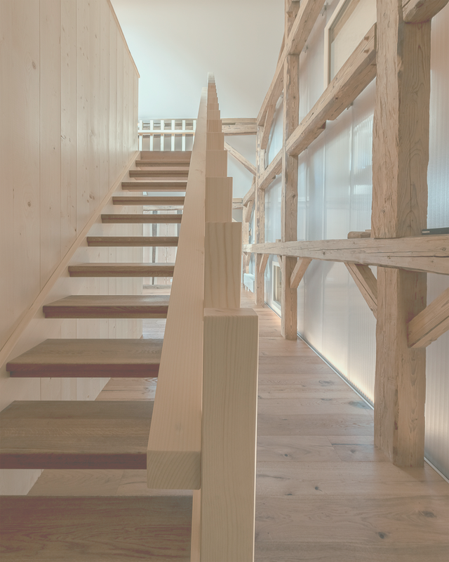 Intérieur avec escalier et structure en bois